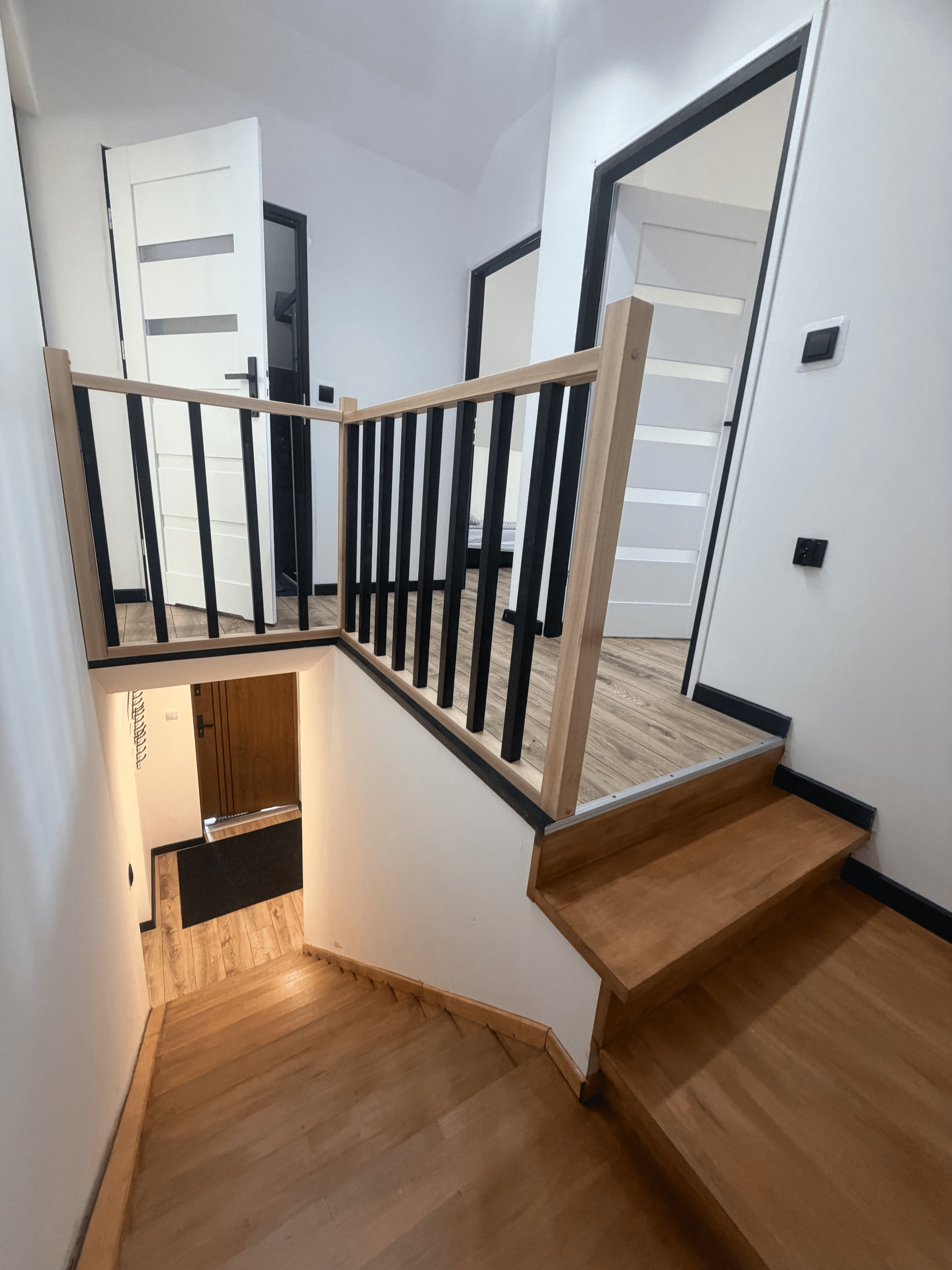 Drewniane schody z nowoczesną balustradą w Domku nr 1, Siedlisko Rawka