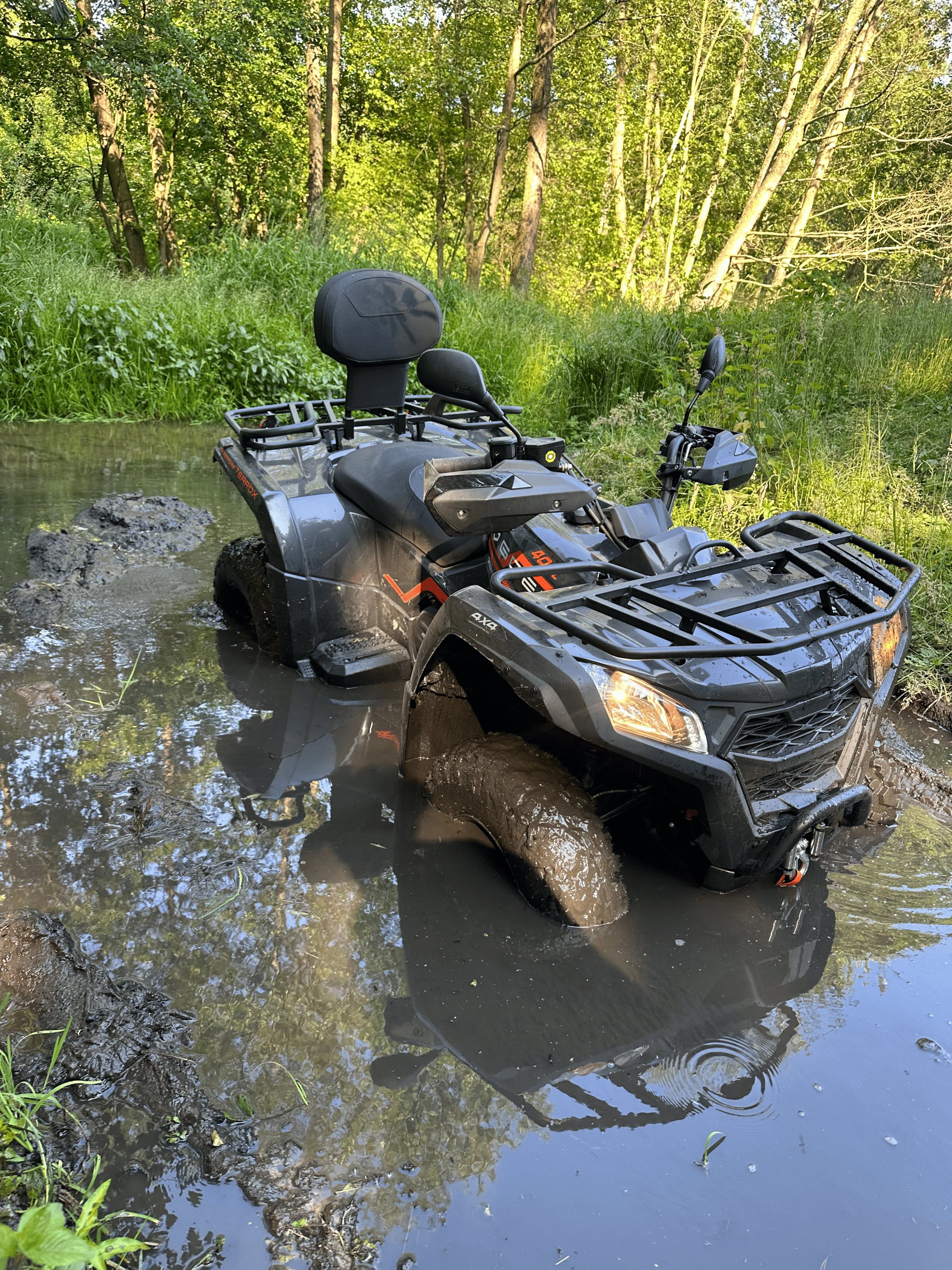 Quad podczas jazdy w błocie na leśnej trasie, Siedlisko Rawka