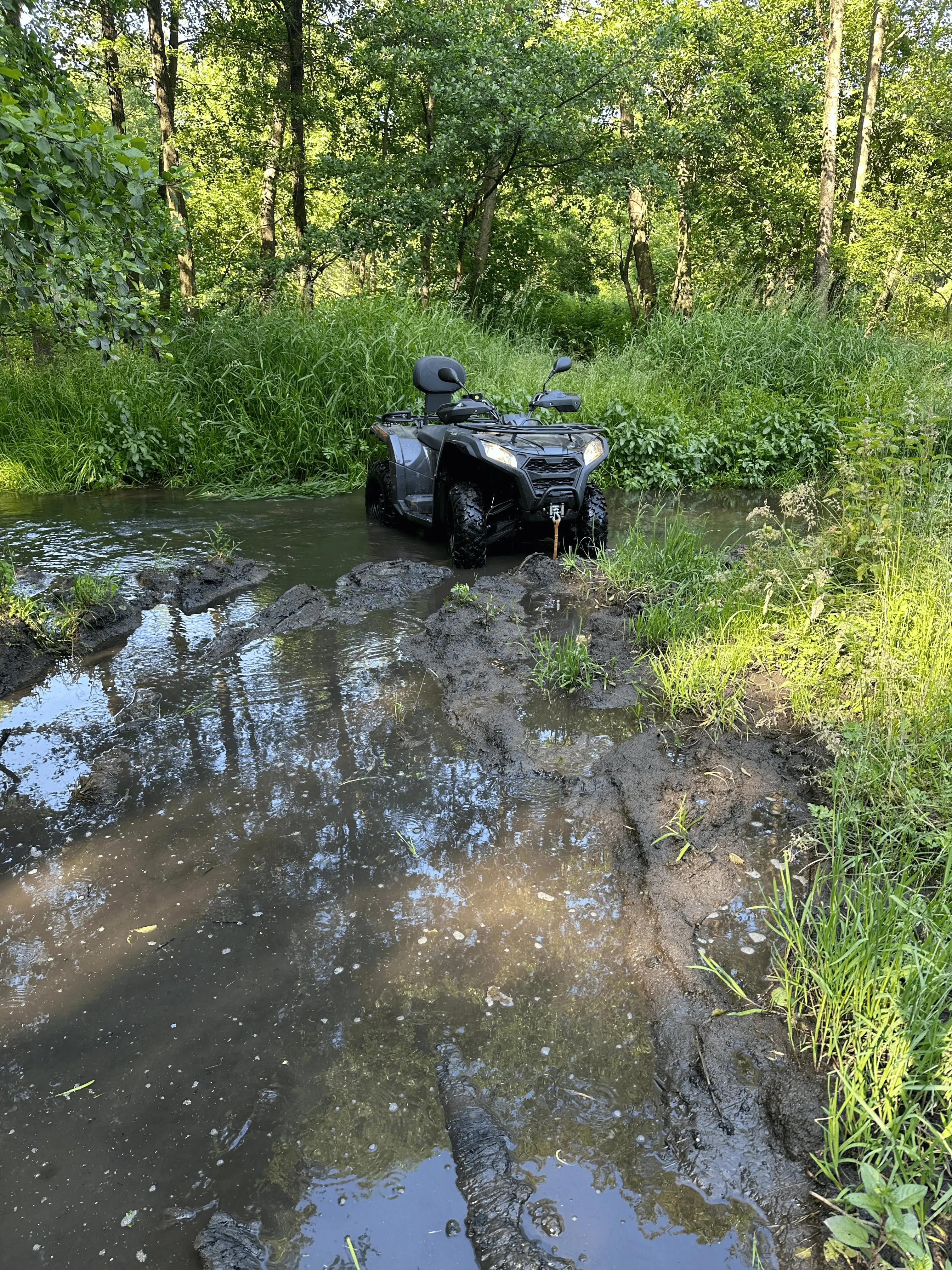 Quad podczas przejazdu przez kałużę na leśnej trasie, Siedlisko Rawka Nowy Kawęczyn